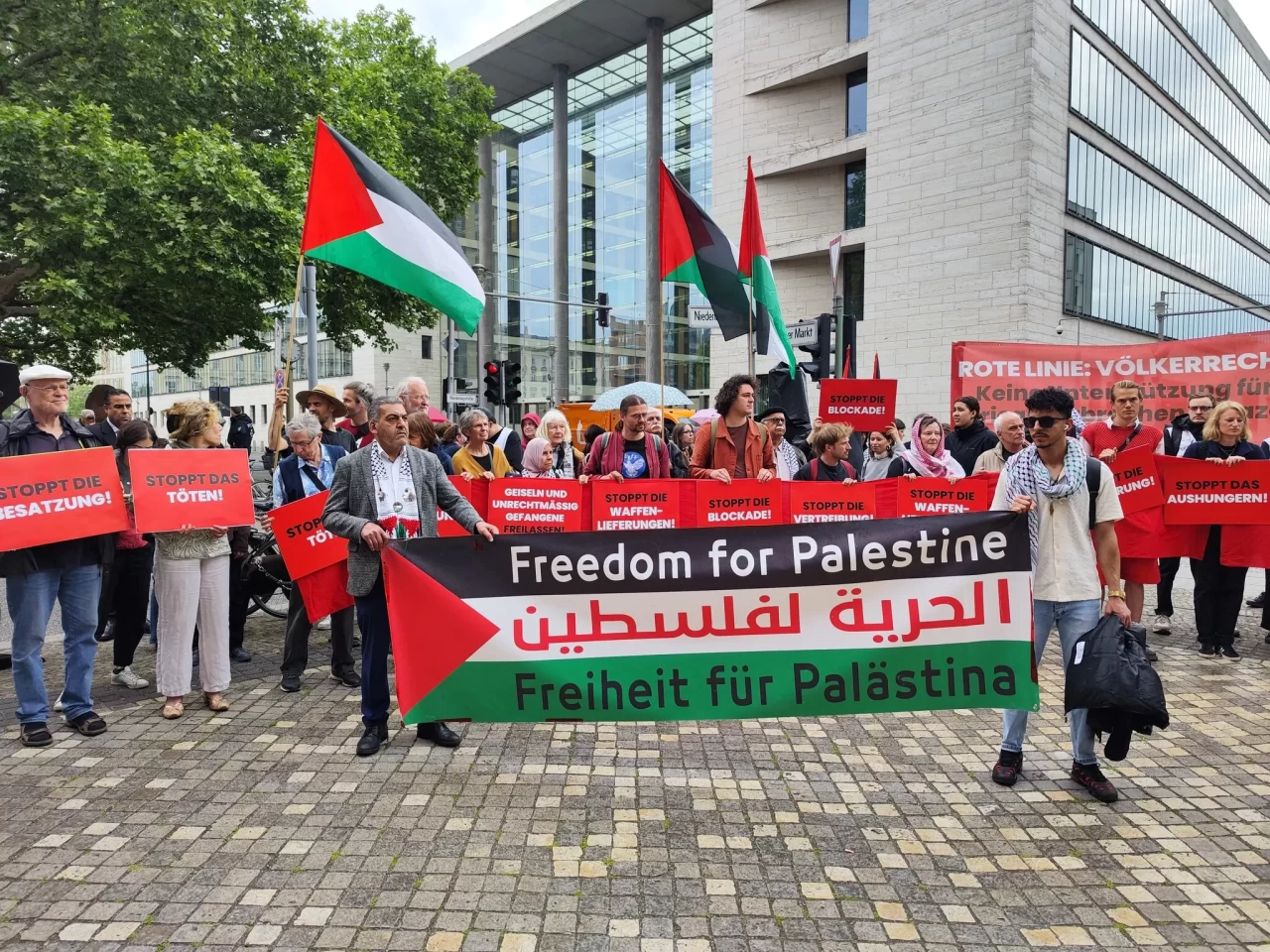 Tepkiler büyüyor: İsrail Dışişleri Bakanı Saar’a Almanya’da Gazze protestosu