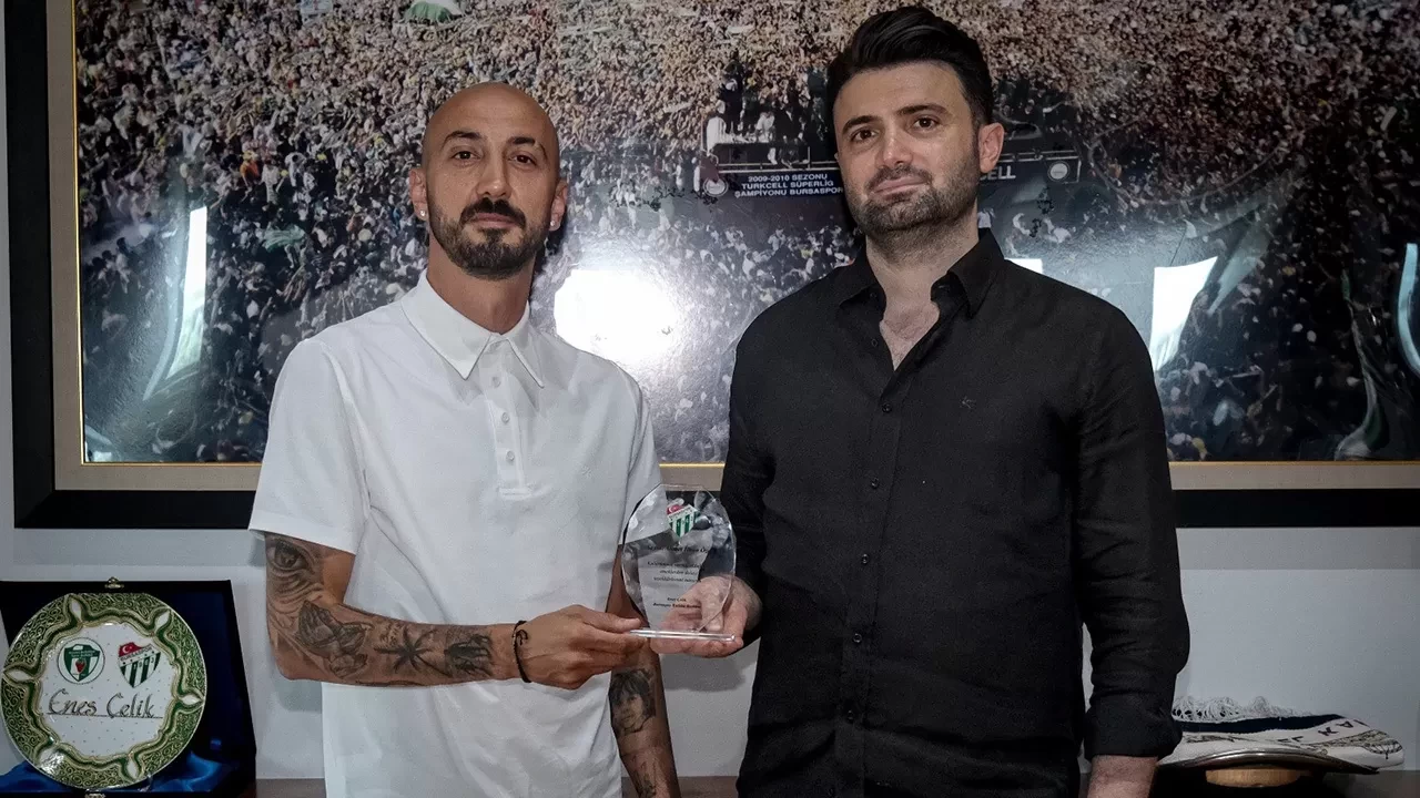 Bursaspor, kaptan Ahmet İlhan Özek ile yollarını ayırdı
