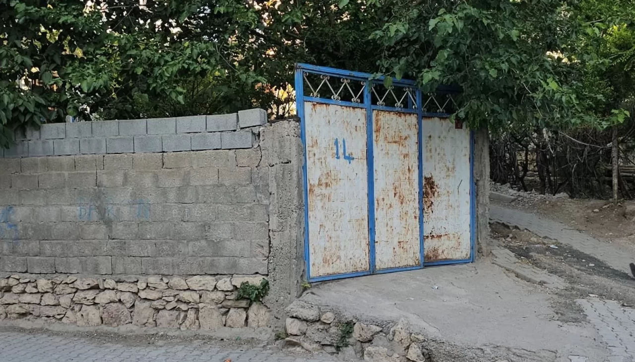 Çocuklarını ve kendisini bıçakla yaraladı