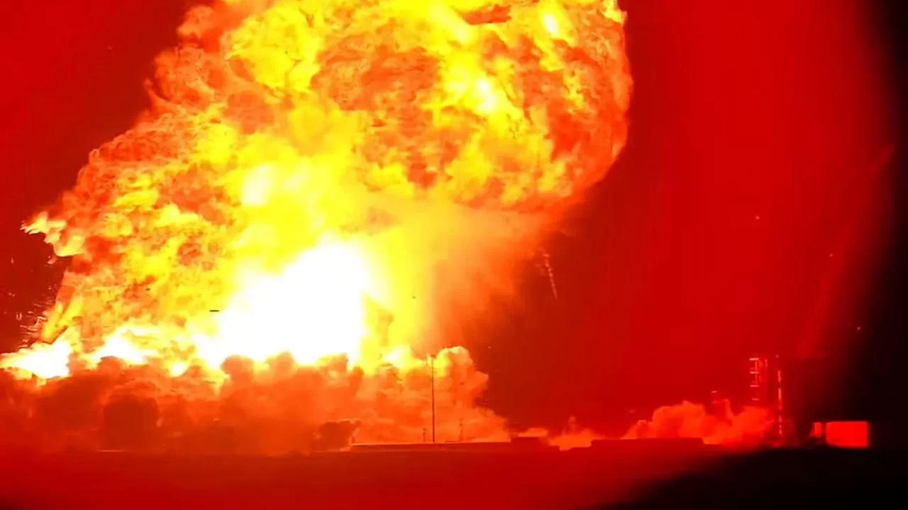 SpaceX şirketinin Starship roketi, deneme uçuşu öncesinde patladı