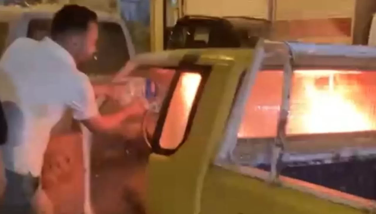 Park halindeki kamyonet alev aldı