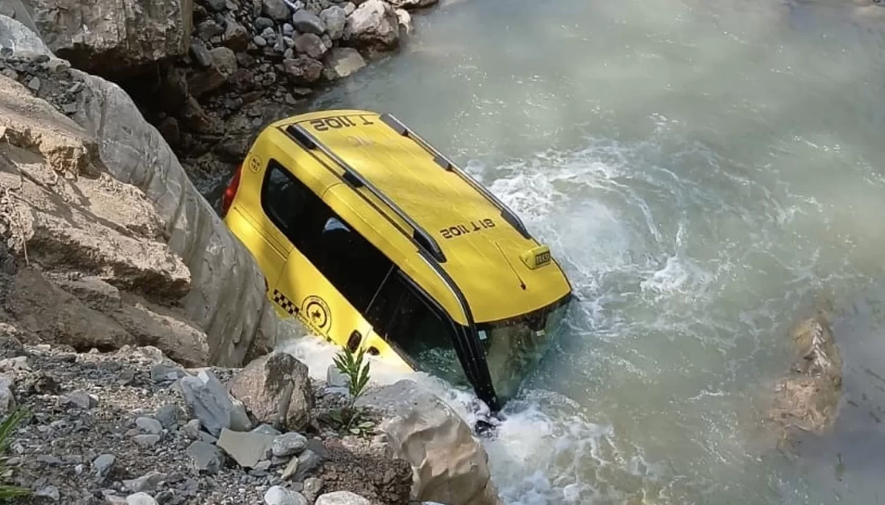 Ticari taksi dere yatağına uçtu: 1 yaralı