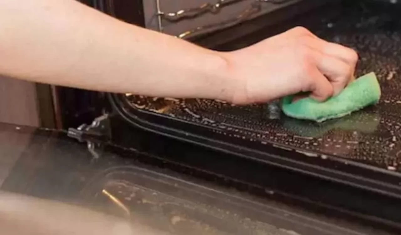 Fırın içindeki yanıkları söküp atan doğal karışım tarifleri