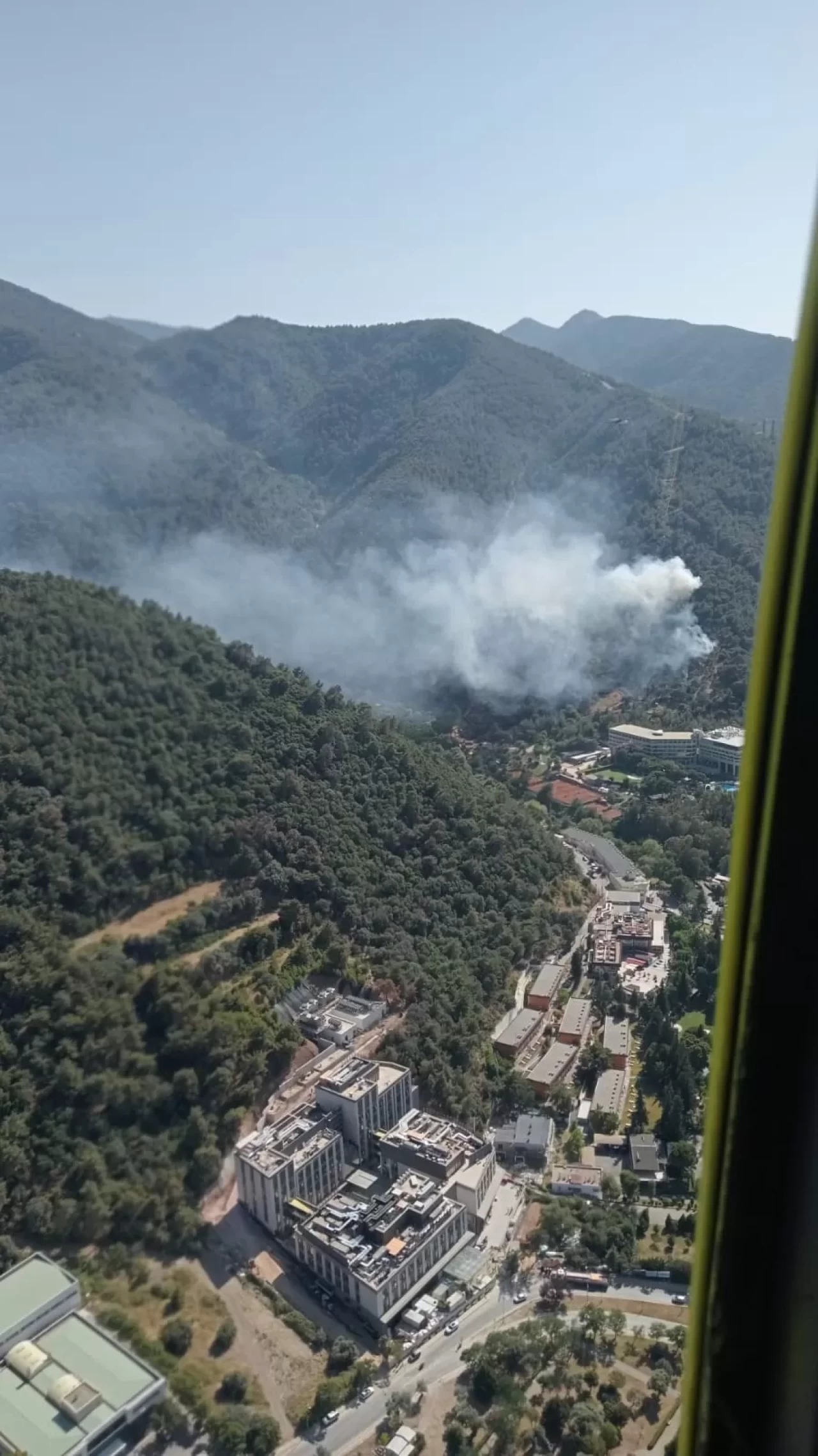 İzmir Narlıdere'de yangın paniği! Hava ve kara ekipleri devrede!