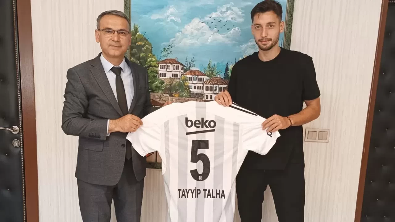 Tayyip Talha Sanuç’tan anlamlı hediye: Lise öğretmenine imzalı Beşiktaş forması