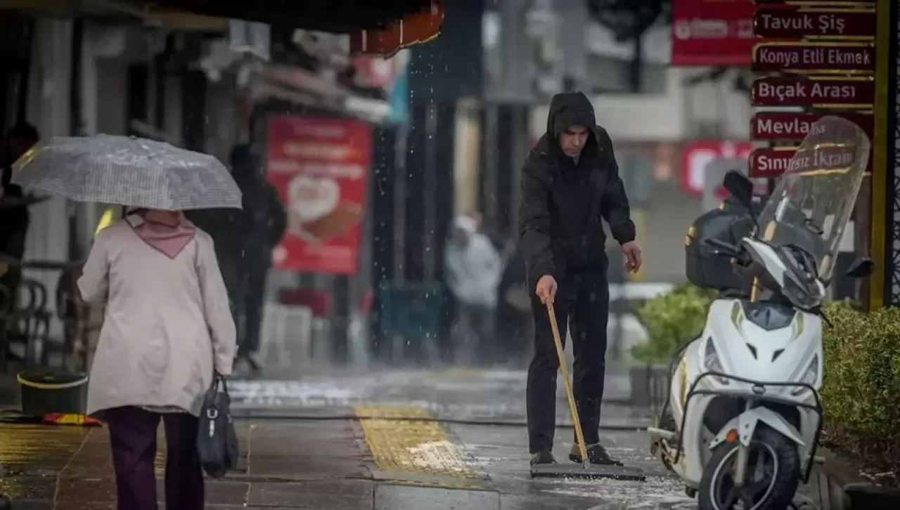 Ankara'da akşam yağan yağmur hayatı olumsuz etkiledi