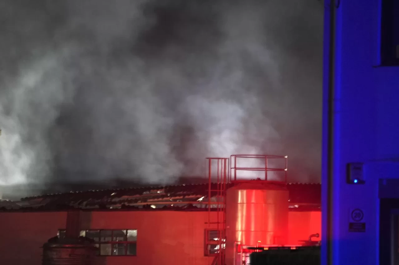 İzmir'de cam fabrikasında çıkan yangın söndürüldü