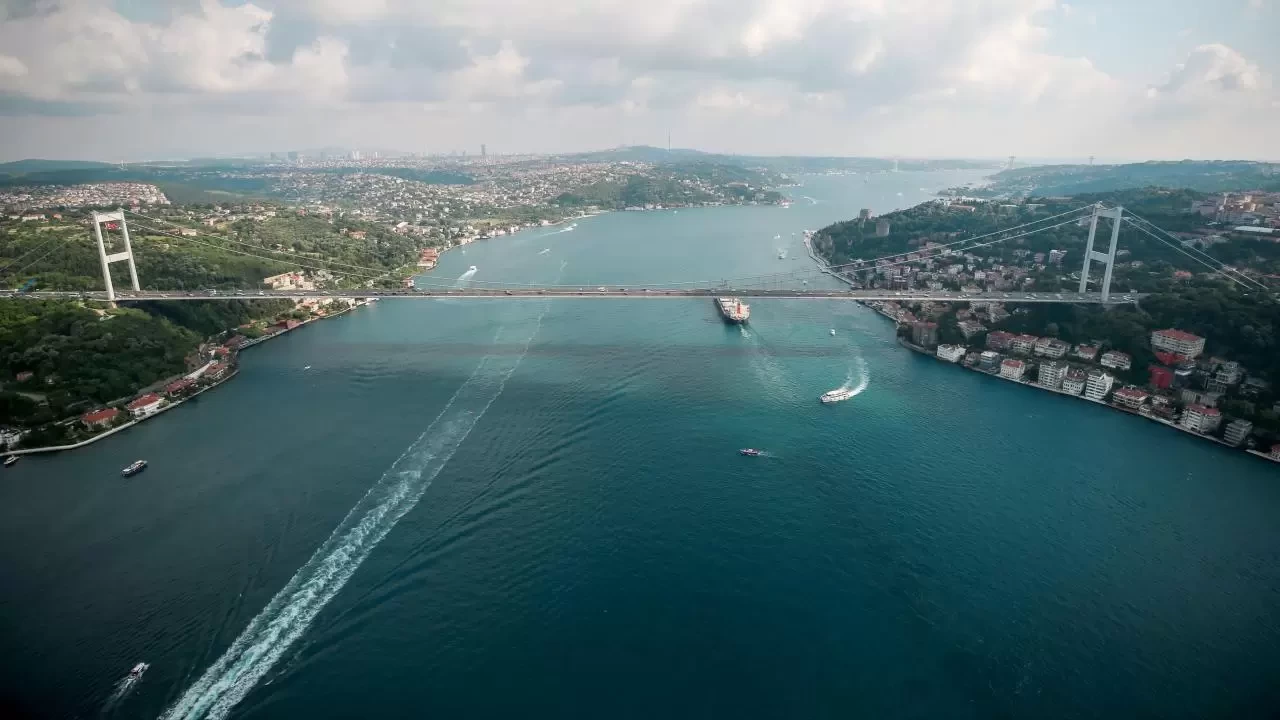 İstanbul Boğazı'nda gemi trafiği kuzey-güney yönlü açıldı