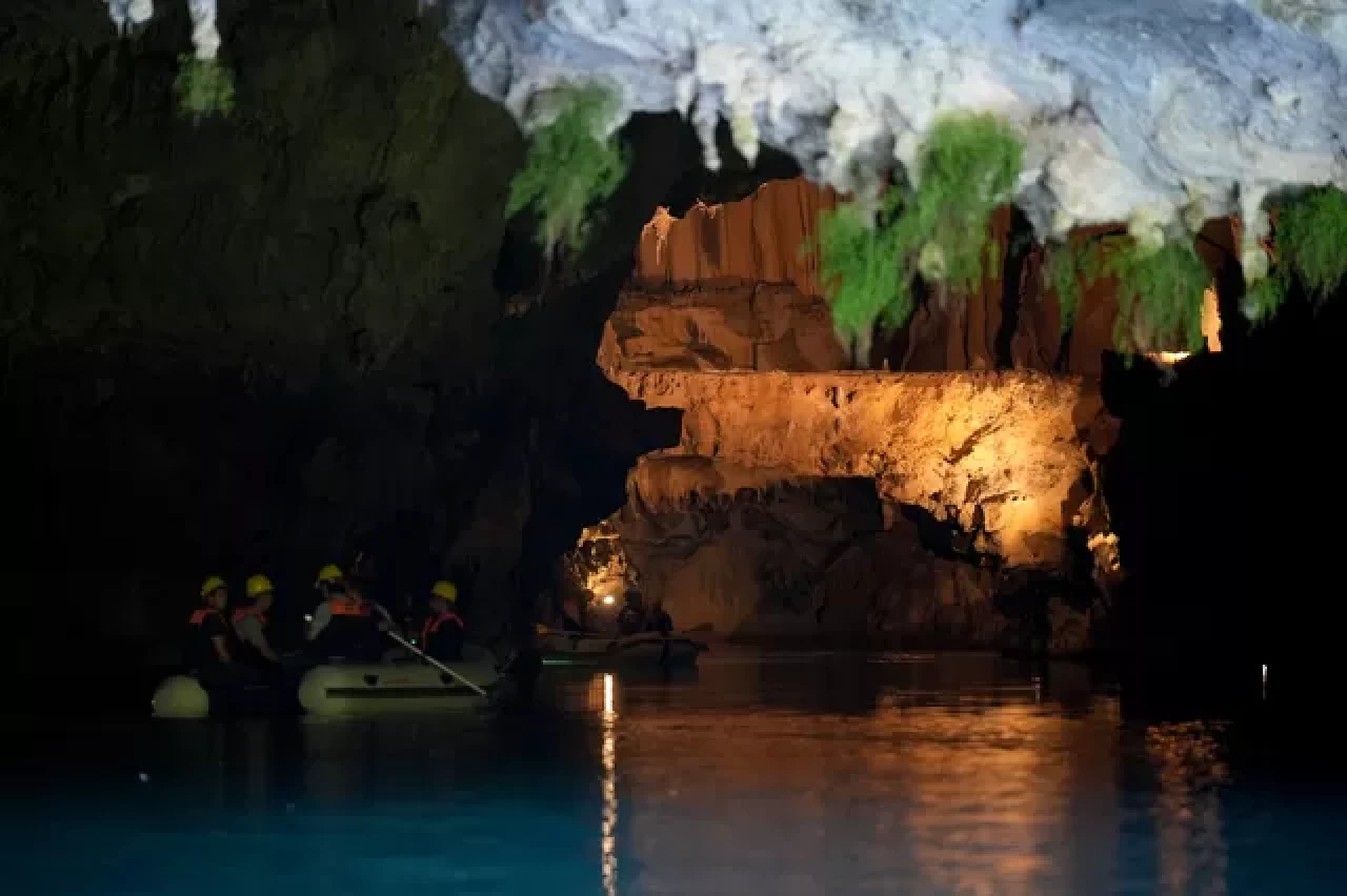 Antalya'da Altınbeşik Mağarası'nın su altı yaşamı görüntülendi!