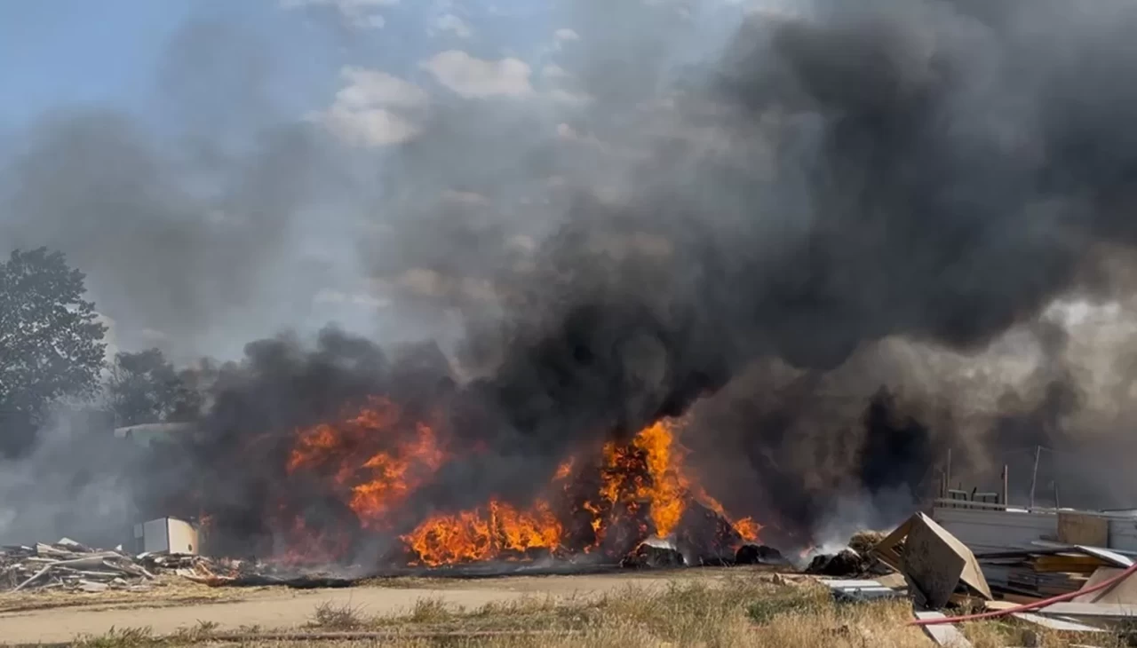Çorlu’da 5 bin 600 ot balyası alev alev yandı