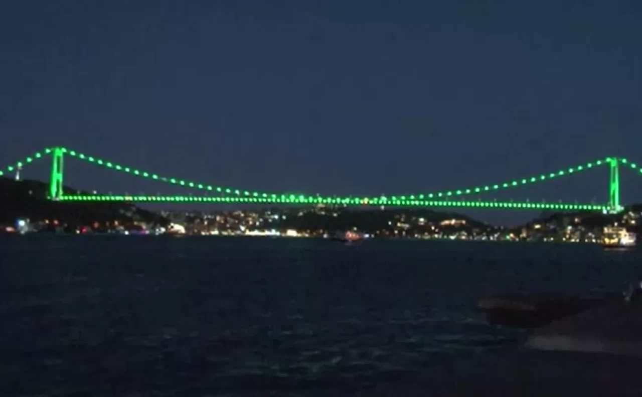Fatih Sultan Mehmet Köprüsü, yeşil renkle aydınlatıldı