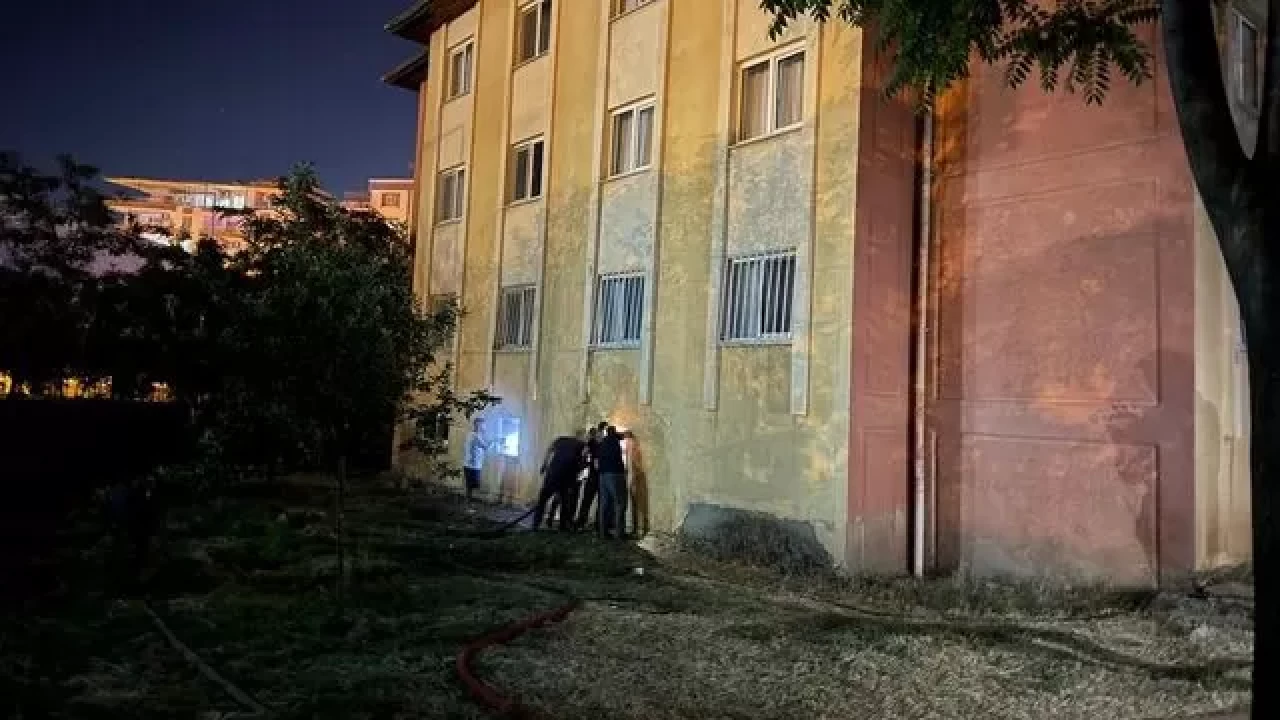 Siirt'te polis lojmanında yangın: 13 kişi dumandan etkilendi