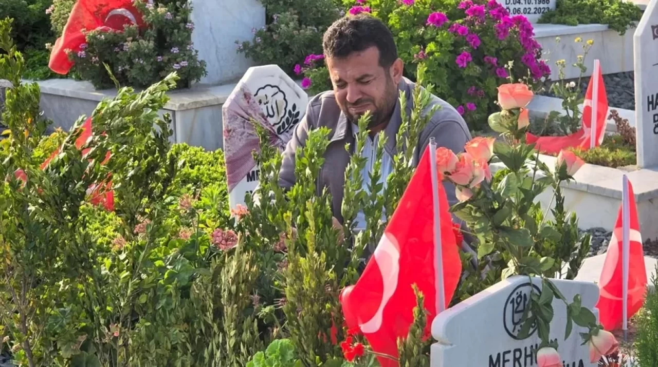 Bayram sessiz, acı dinmedi: Deprem şehitliğinde hüzün