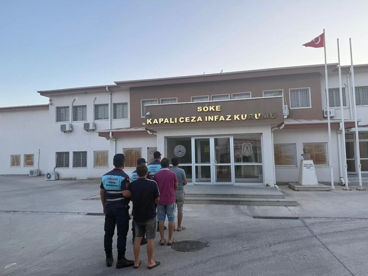 Didim'de kaçak kazı operasyonu: 3 şüpheli suçüstü yakalandı