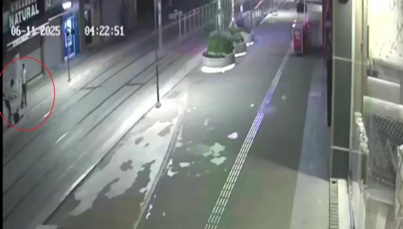 Bankta oturan genci önce darp sonra gasp ettiler