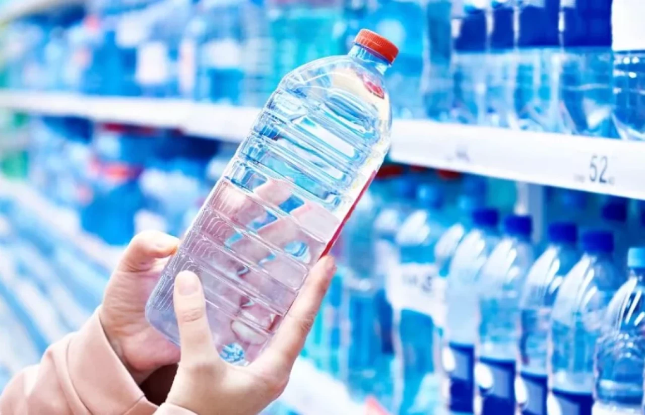 Sıcakta zehir saçıyor! Su şişeleriniz mikroplarla dolu olabilir