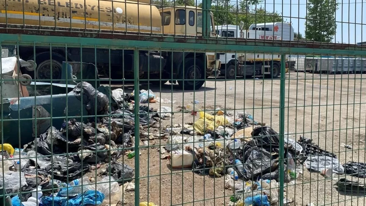 İroniye bakın! CHP'li belediyenin Temizlik Müdürlüğü’nde çöp birikti