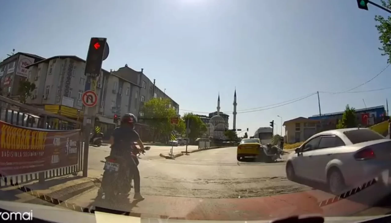 Şişli’de taksi ile çarpışan motosikletin sürücüsü yaralandı