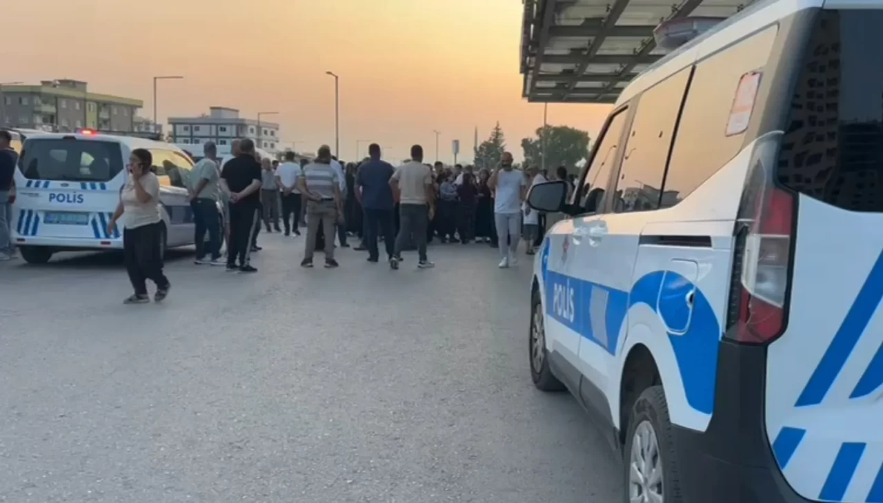 Tarsus'ta sokak ortasında silahlı kavga