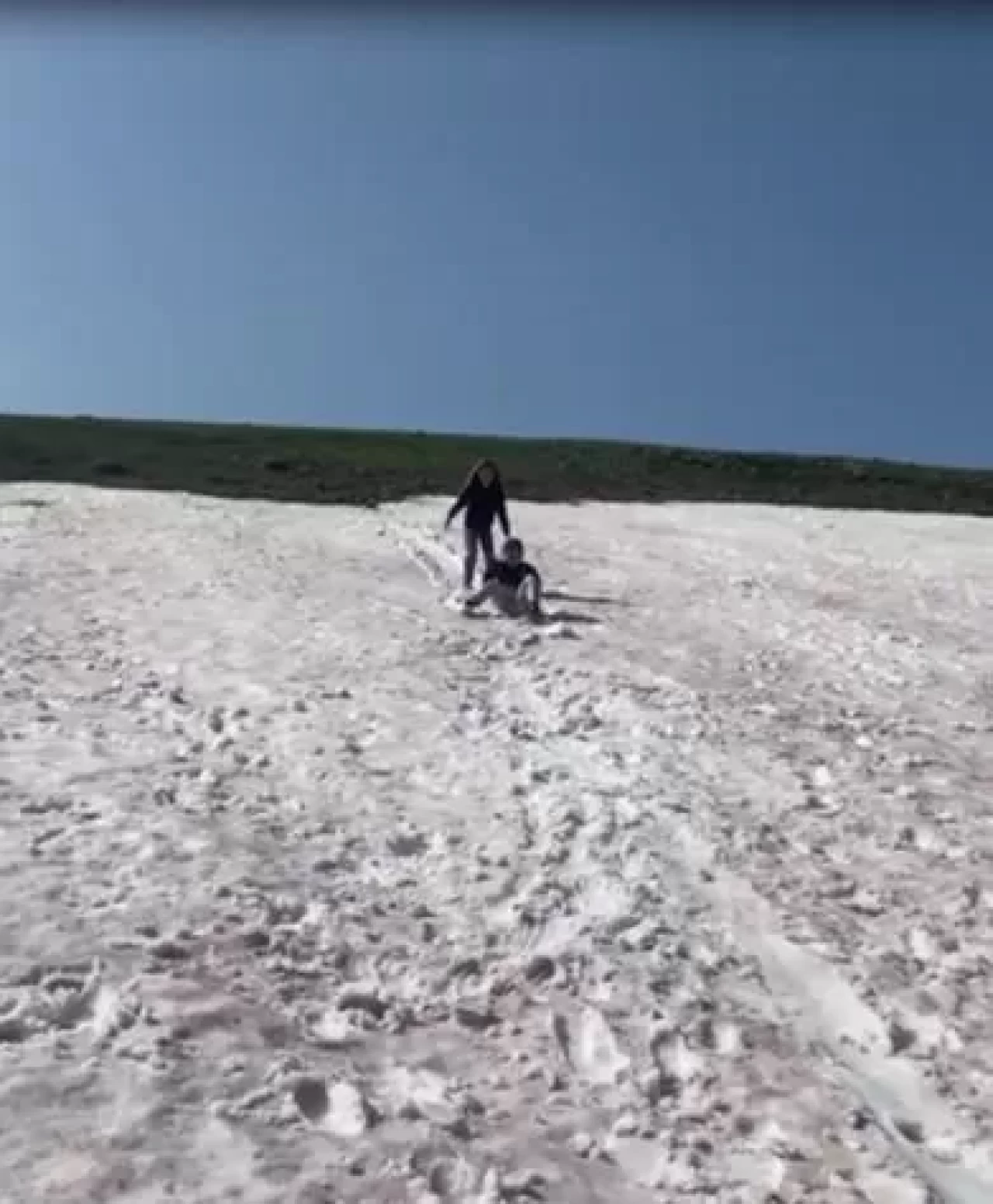 Ardahan'da iki mevsim bir arada: Haziran ayında yaylada kar keyfi