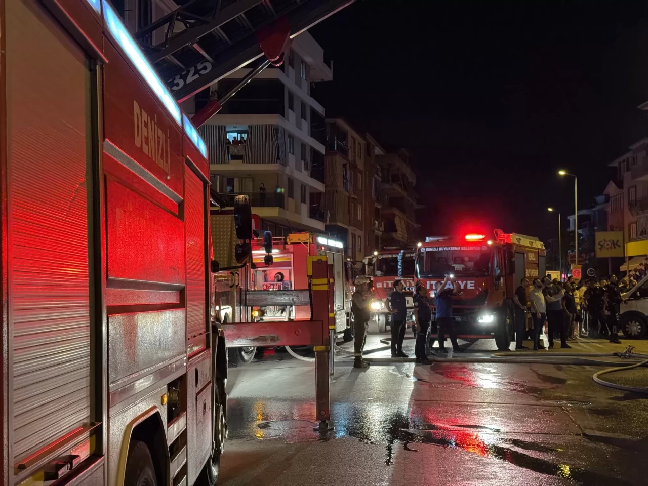 Denizli'de atölyede başlayıp üstteki daireye sıçrayan yangın söndürüldü