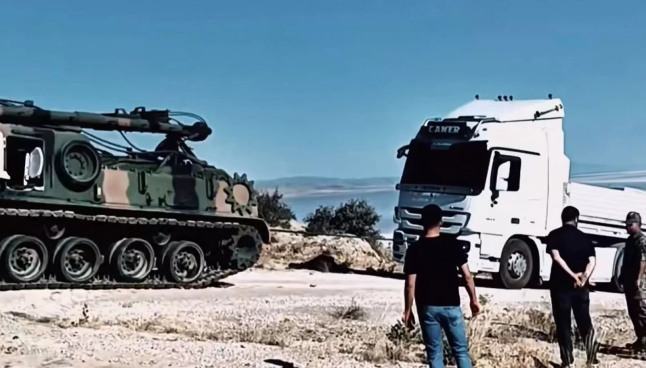 Yolda kalan tırların imdadına zırhlı tank yetişti