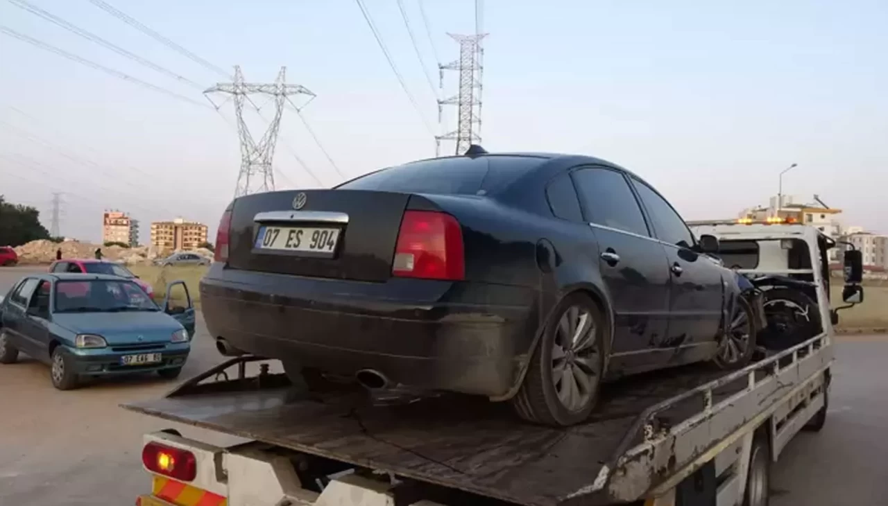 Antalya'da tek yönlü yolda ters yönden gelen motosiklet otomobille çarpıştı: 1 ölü