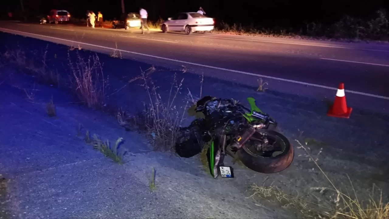 Feci kaza! İki motosiklet birbirine girdi: Biri alev aldı, diğeri ikiye bölündü