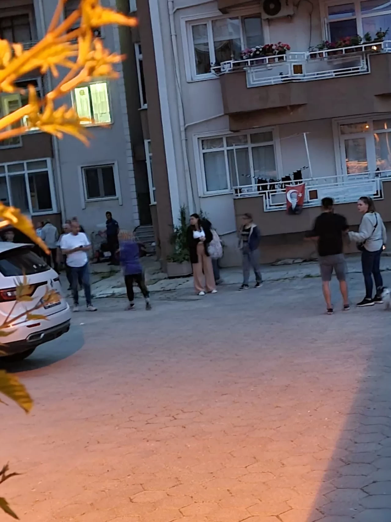 Çanakkale'de feci kaza: Cam silerken 2. kattan düşen 69 yaşındaki kadın hayatını kaybetti