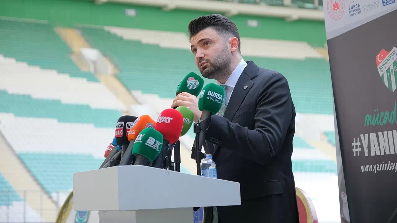 Bursaspor Başkanı Enes Çelik’ten transfer piyasasına tepki: “Santrfor fiyatları kabul edilemez seviyede”