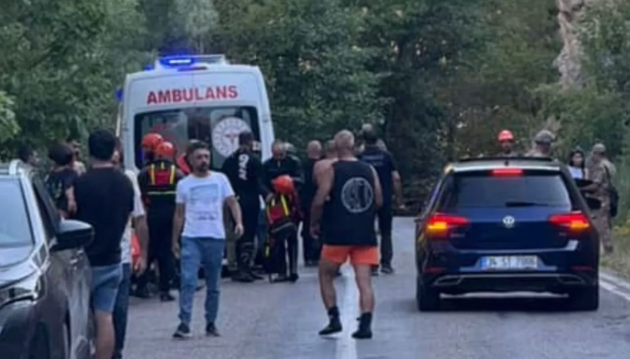 Munzur Çayı'nda 400 metre sürüklenen genç kız hayata tutundu