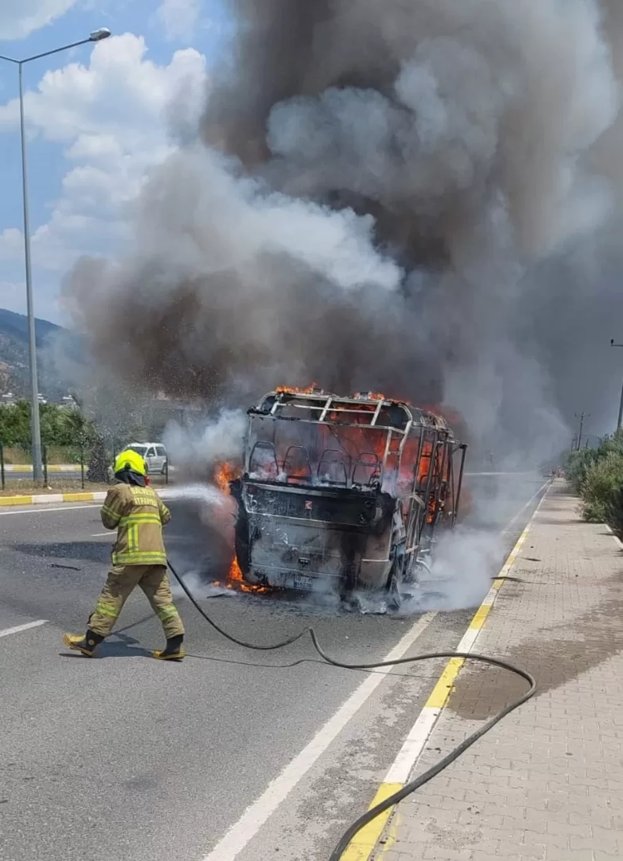 Balıkesir’de seyir halindeki yolcu minibüsünde yangın paniği
