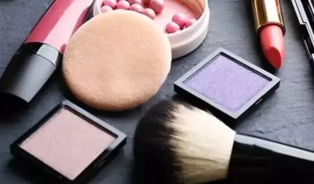 Bakımlı kadınların sırrı! Dolabınızda mutlaka bulunması gereken 7 güzellik ürünü