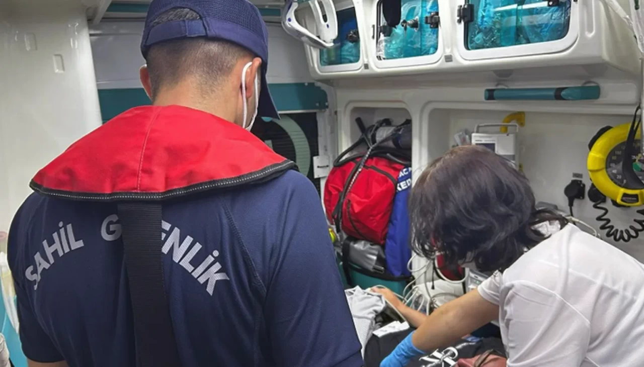 Özel teknede rahatsızlanan vatandaşa tıbbi tahliye