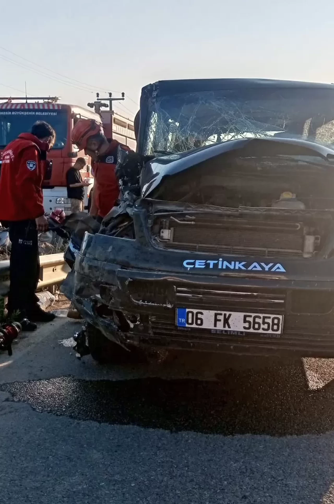 Balıkesir Edremit'te tomruk yüklü kamyonla çarpışan minibüste 6 kişi yaralandı