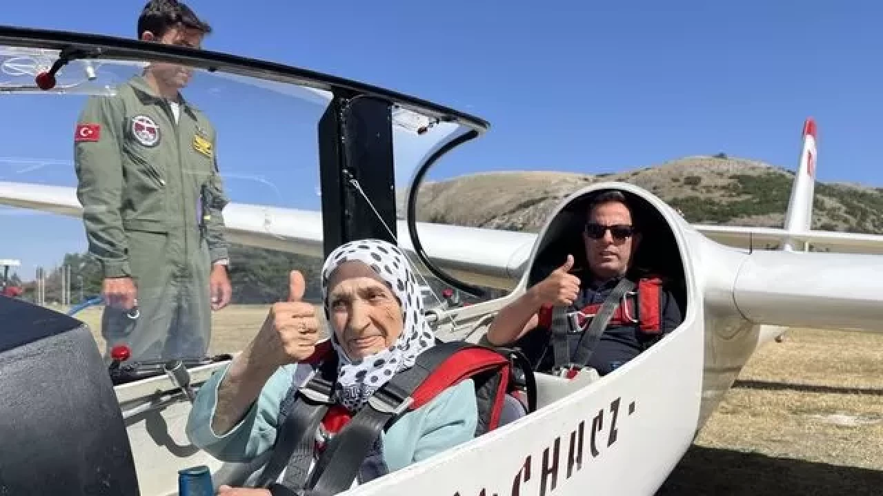 Bilecik'te 83 yaşında huzurevi sakini planörle gökyüzüne yükseldi
