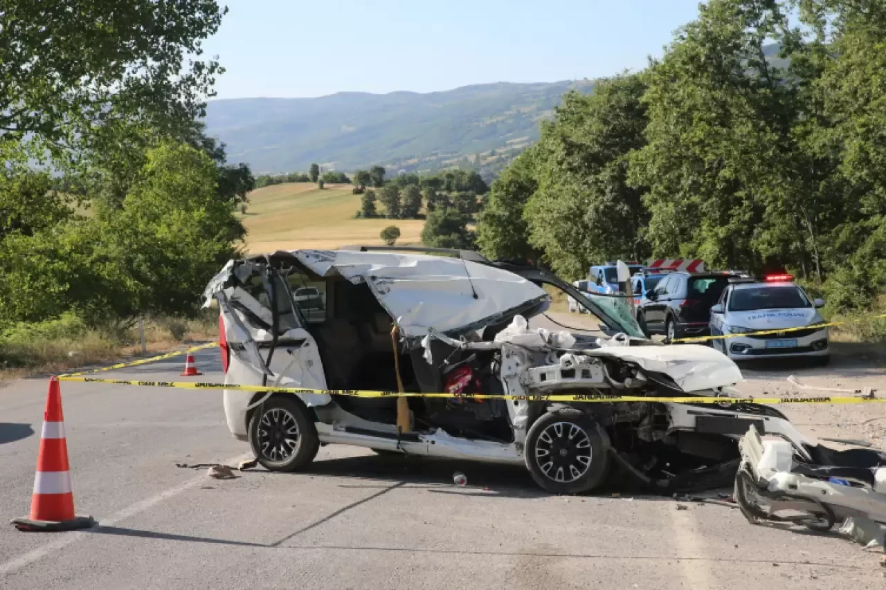 Hafif ticari araç park halindeki kamyona çarptı: 2 ölü, 3 yaralı