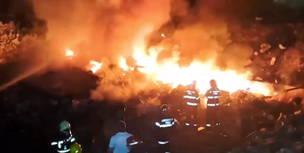 Bakü'de film stüdyosunda patlama sonrası yangın çıktı