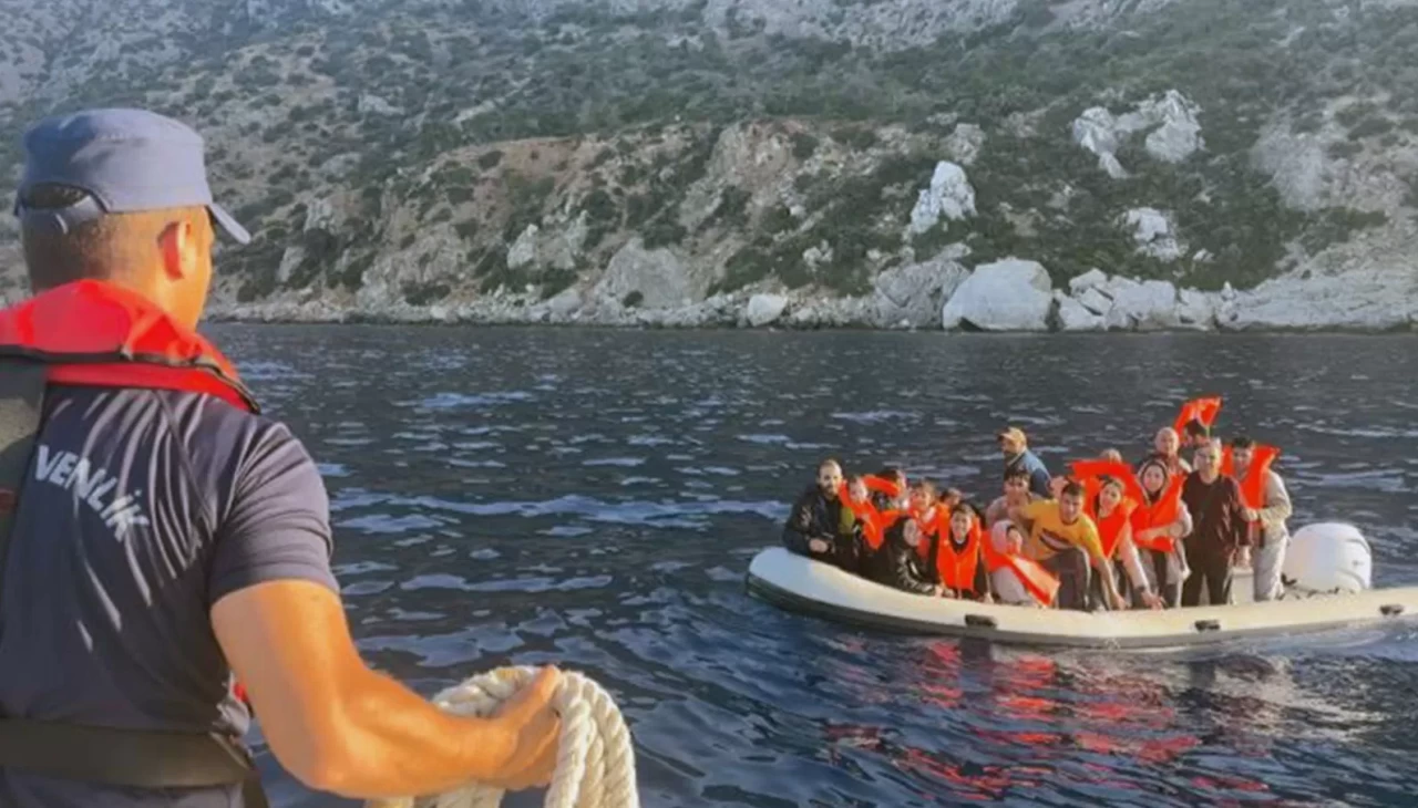 Datça açıklarında 25 düzensiz göçmen kurtarıldı: Bir göçmen kaçakçısı yakalandı