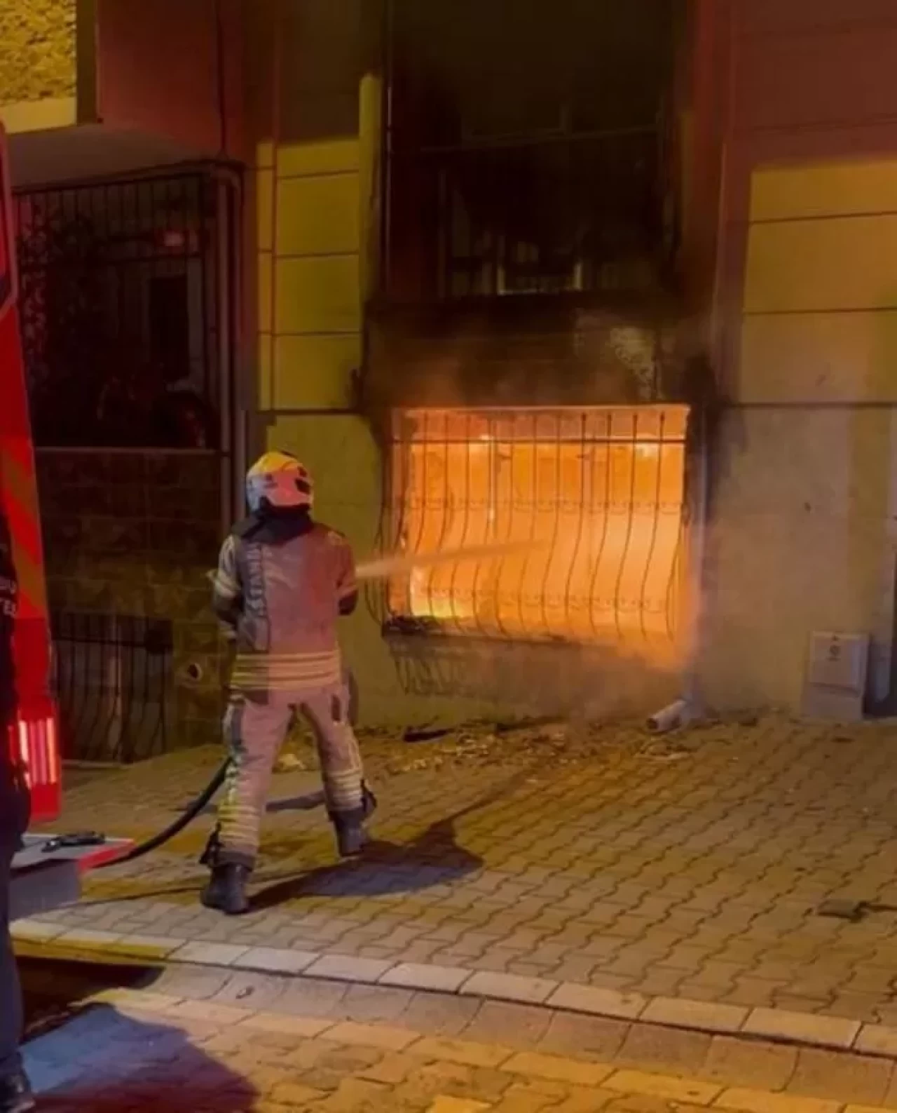 İstanbul Esenyurt'ta yangın paniği: 1 yaralı, 13 kişi dumandan etkilendi