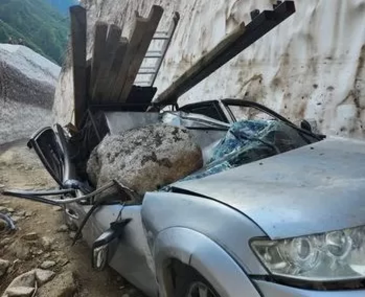 Rize'de yayla yolunda kamyonetin üzerine kaya düştü: 1 ölü, 2 yaralı