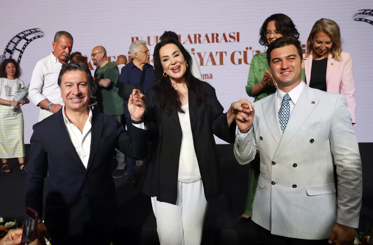 Türkan Şoray: 'Sinema büyüsü' beni seyirciye sevdiriyor