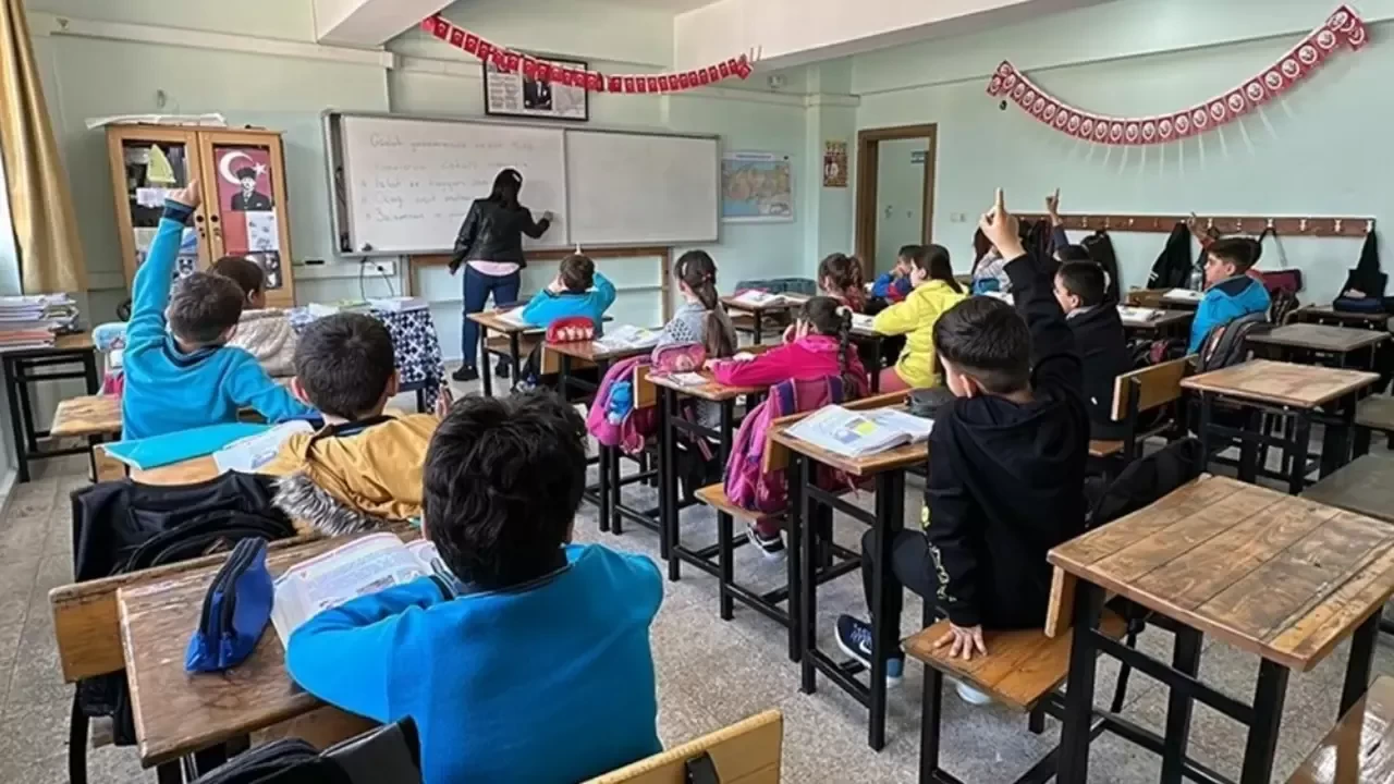 Okullarda yeni dönem: Serbest kıyafet kalkıyor
