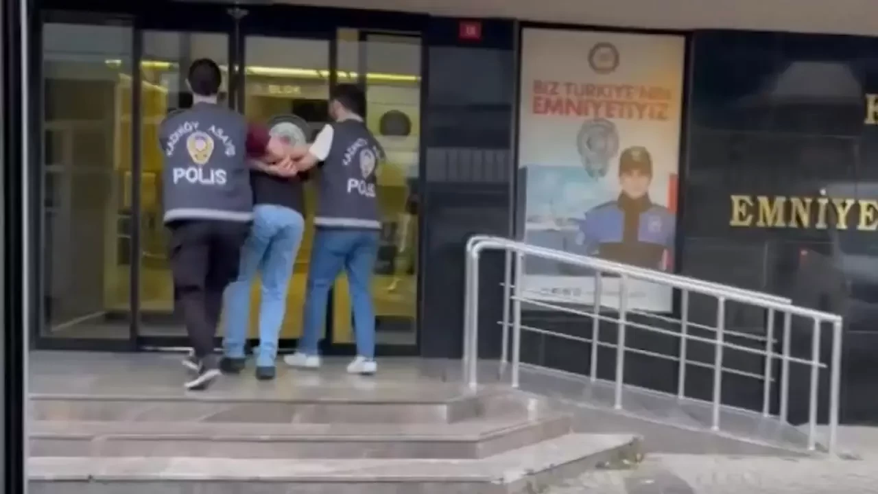 Kadıköy'de kaza sonrası tartıştığı sürücüyü darbeden şüpheli yakalandı