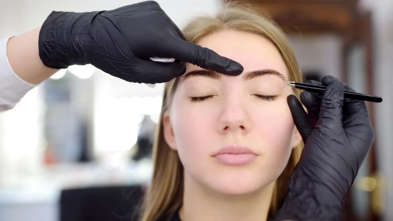 Yeni trend ile kaşlarınızı almayı bırakın: Görünüşünüze inanamayacaksınız!