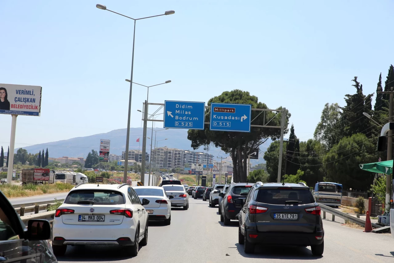 Aydın'da turizm merkezleri güzergahında trafik yoğunluğu yaşandı