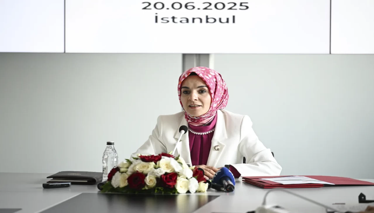 Bakan Mahinur Göktaş, "Bizim Çınarlar Yaşam Merkezi"ni açtı