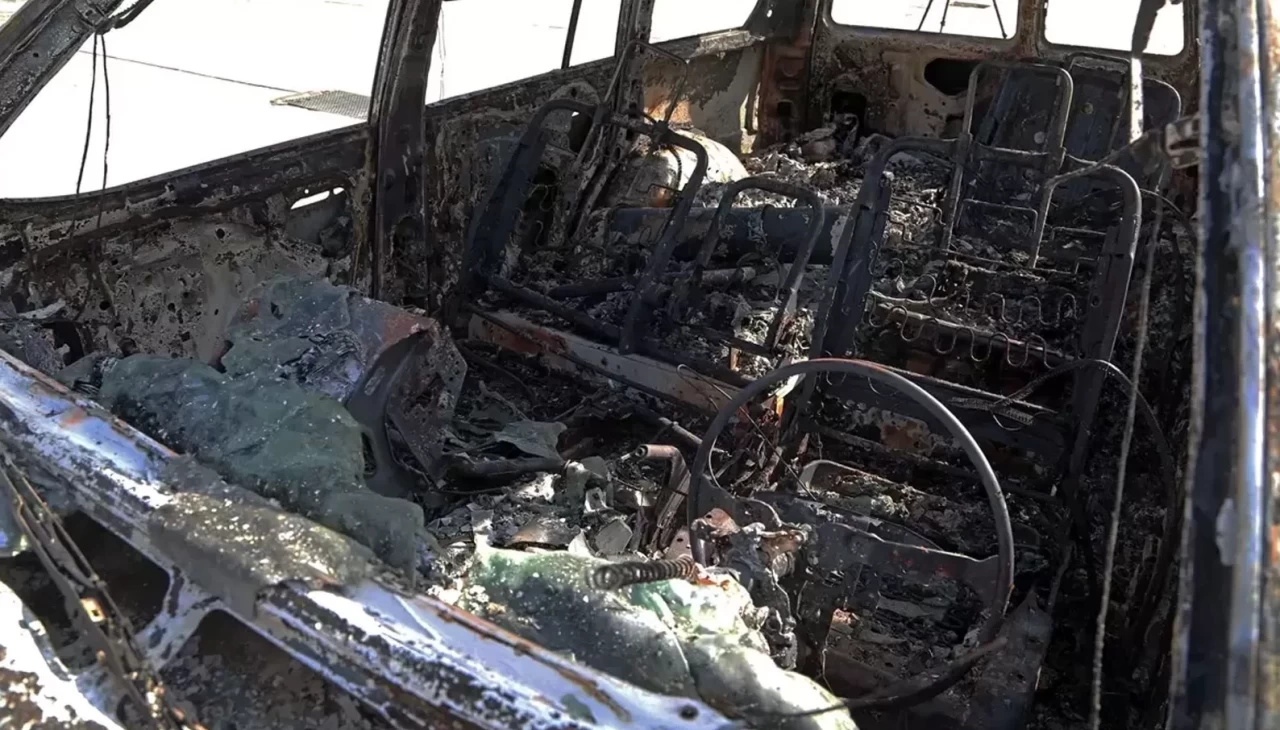 İsrail’in saldırısında hedef alınan ambulans Tahran’da sergileniyor