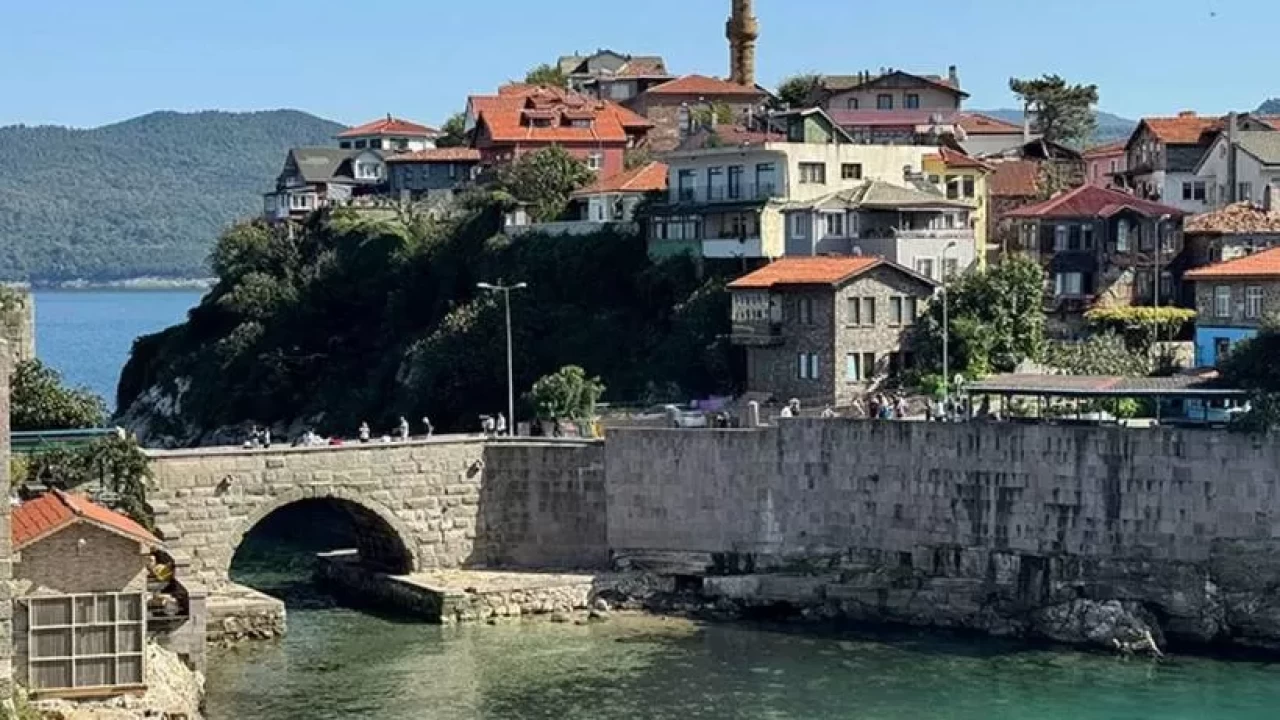 Amasra'da bayram yoğunluğu: Nüfusunun 10 katı turist geldi