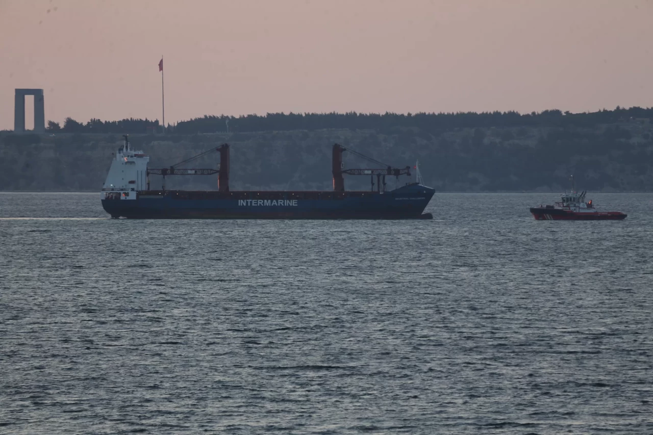 Çanakkale Boğazı'ndaki kargo gemisinde yangın paniği! Gemi kurtarıldı